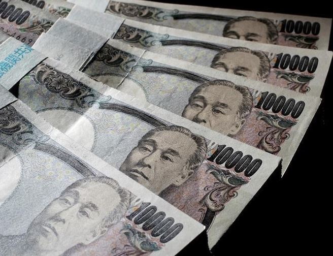 Yen fights back, Aussie falls as RBA holds rates