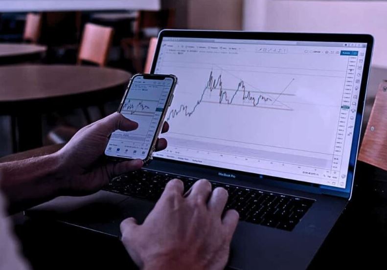 Desktop Trading vs. Mobile Trading, Which Is the Superior Method